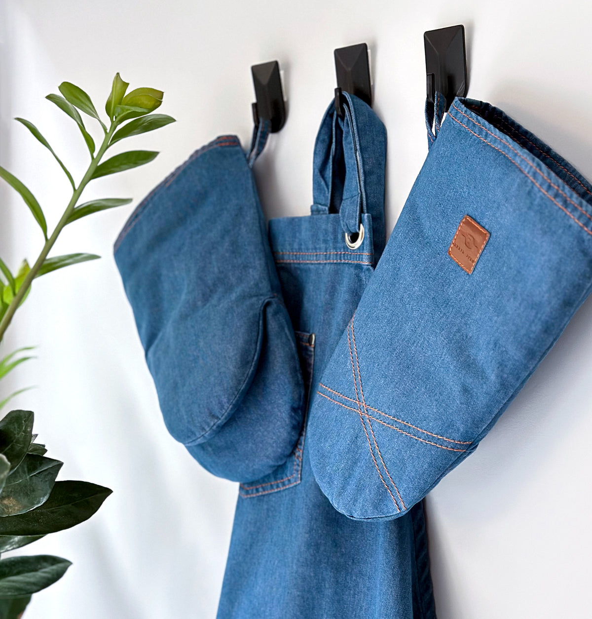 Kitchen Textile Gift Set – Oven Gloves, Tea Towels & Pot Holder
