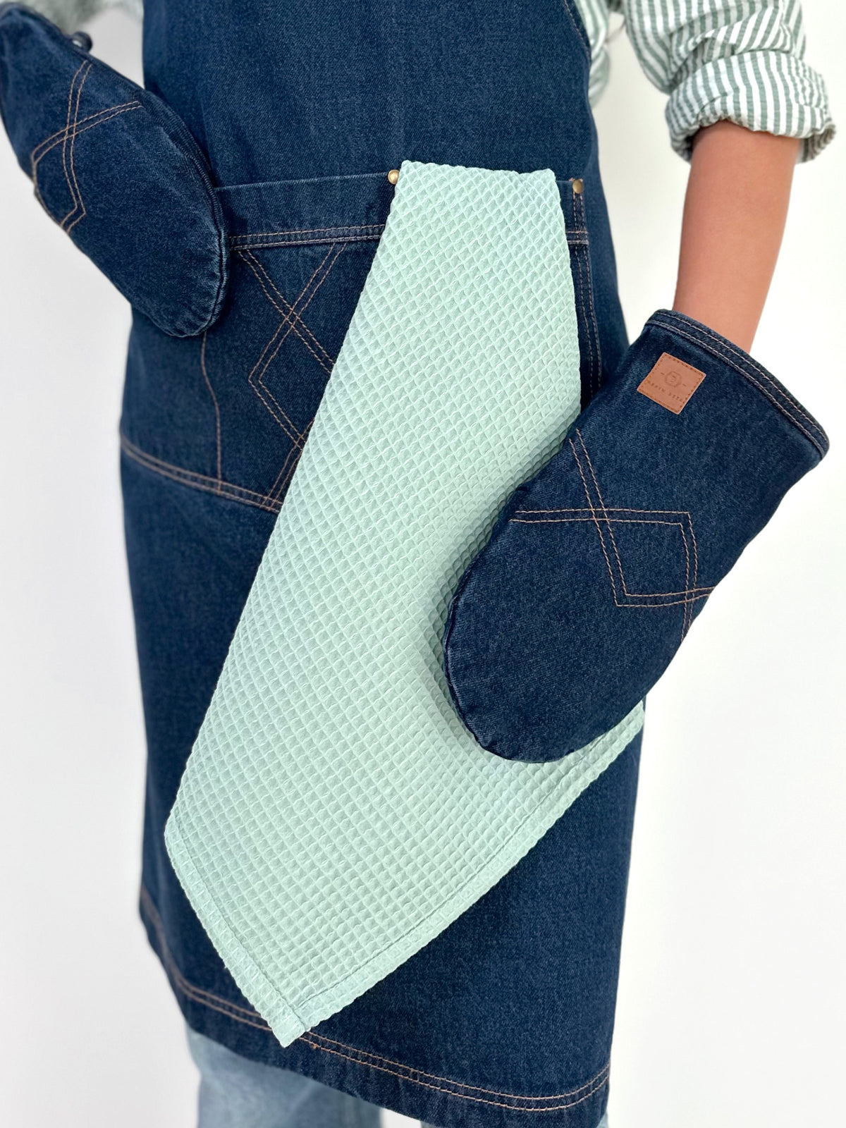 Denim Kitchen Gift Set – Apron, Oven Gloves & 3 Tea Towels