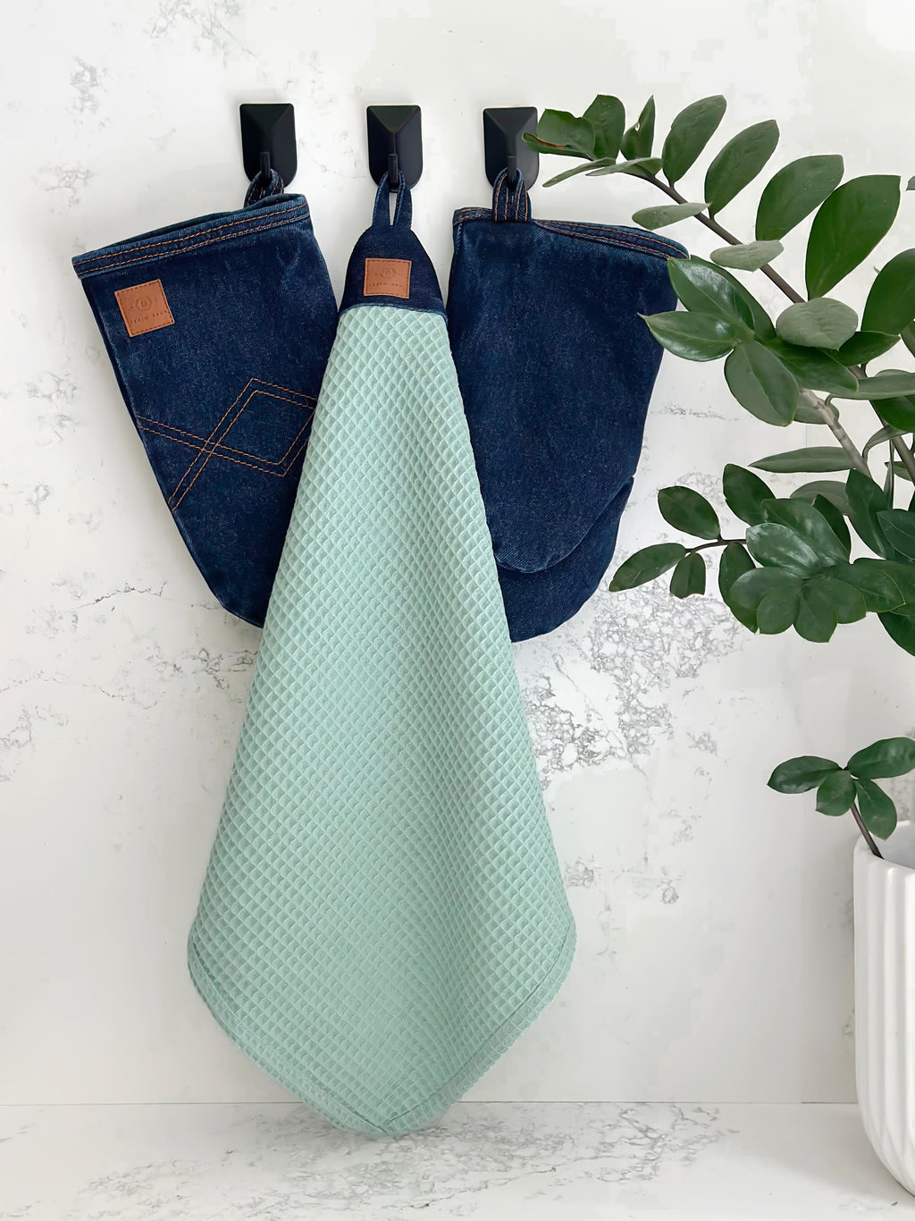 Denim Kitchen Gift Set – Apron, Oven Gloves & 3 Tea Towels