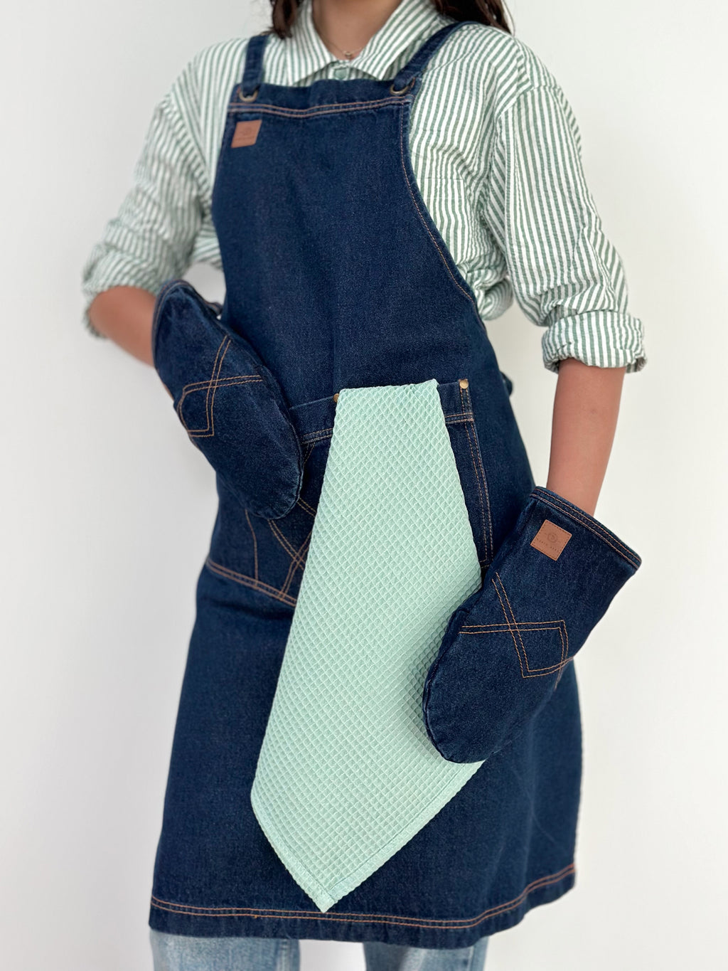 Denim Kitchen Gift Set – Apron, Oven Gloves & 3 Tea Towels