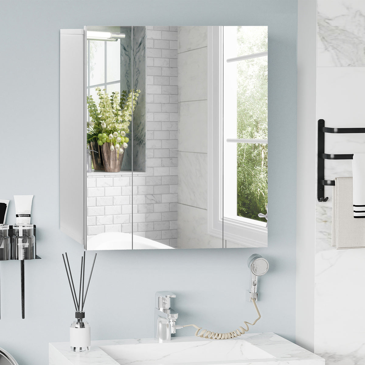 Armoire murale de salle de bain avec 3 portes miroir et étagères réglables en MDF Blanc dim. 70L x 15l x 60H cm